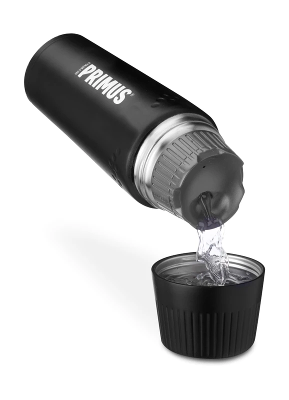 Primus TrailBreak Vacuum Bottle 0 75 l Black Pouring.jpg